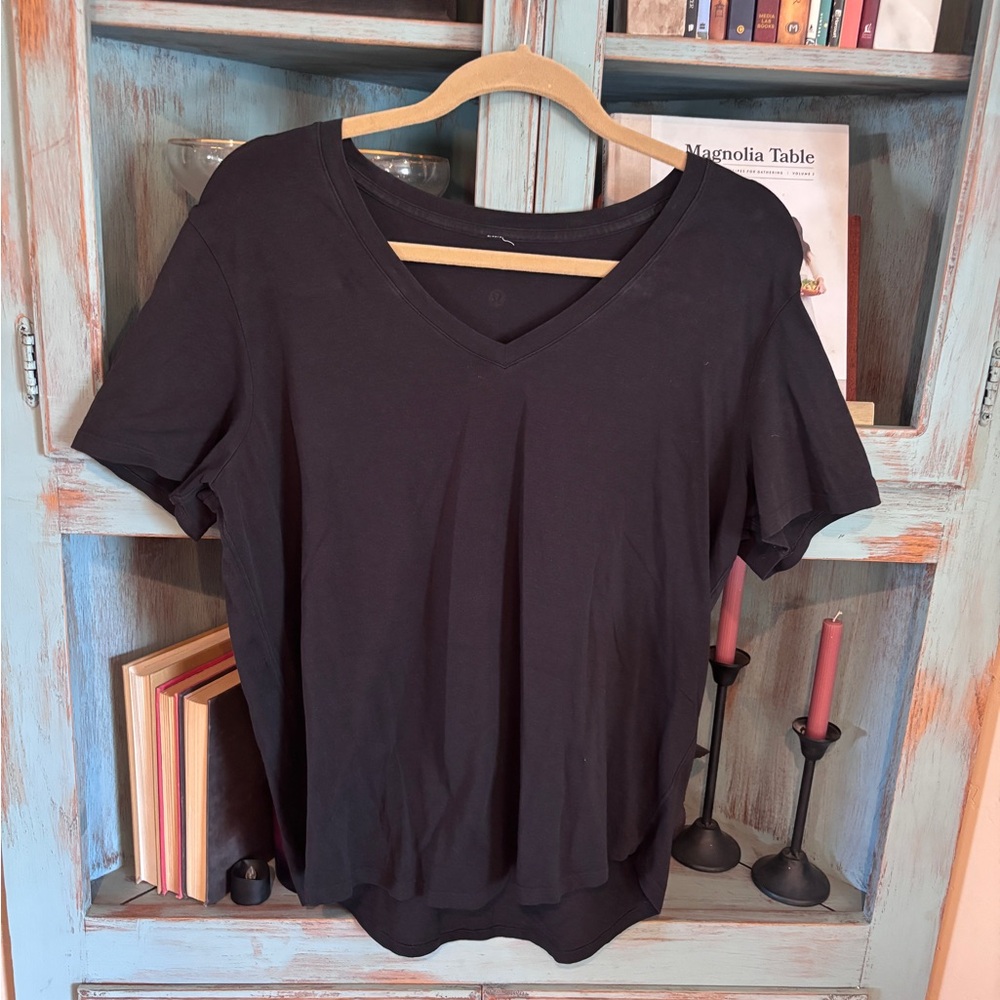 Lulu size 10.  V neck t shirt - Picture 3 of 8
